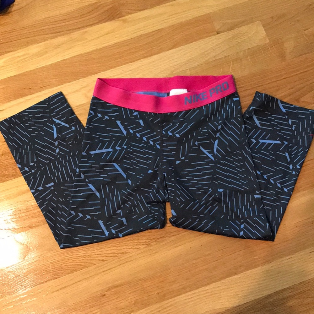 Nike exercise capris / yoga pants / exercise pants
